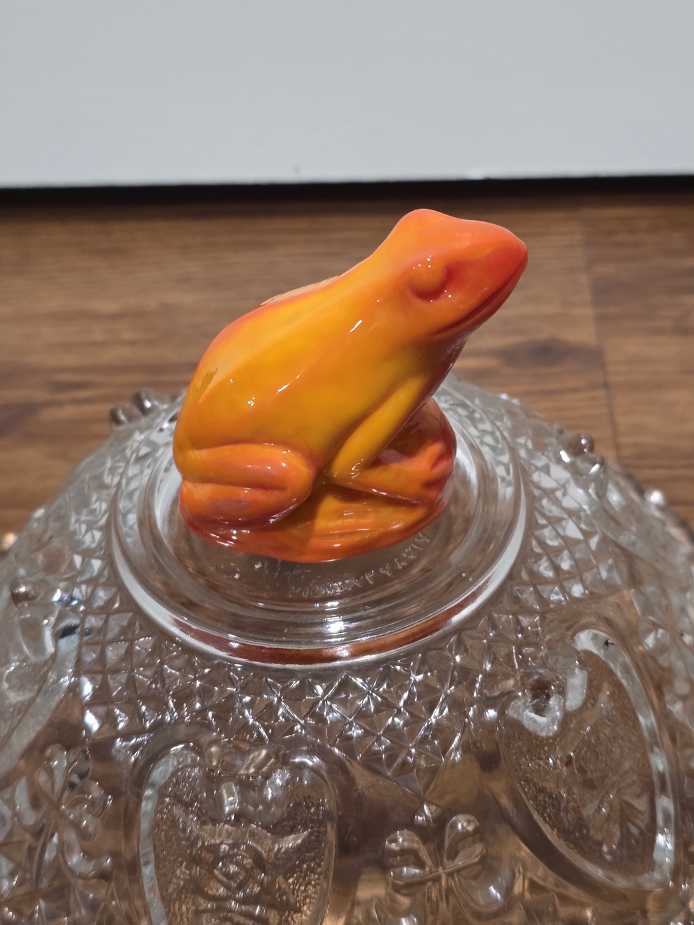 Boyd Art Glass Jeremy Frog Figurine Orange Slag Glass UV Reactive Cadmium Glow
